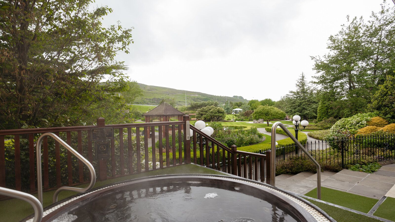 Outdoor hot tub at carrickdale hotel